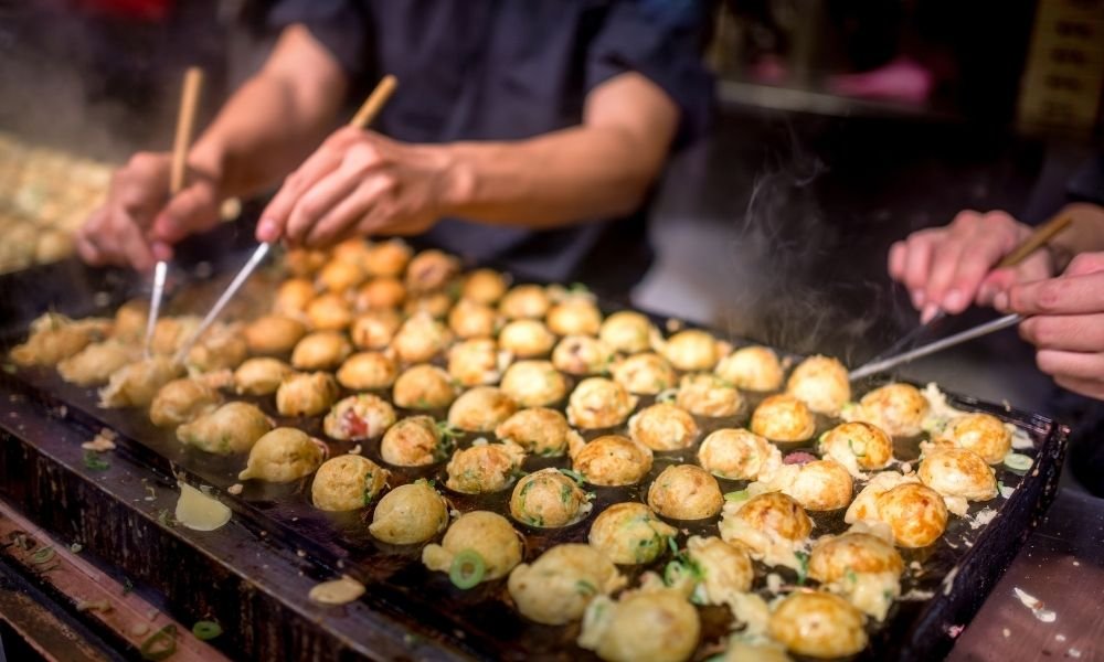 Il takoyaki, polpette di polpo tipiche di Osaka
