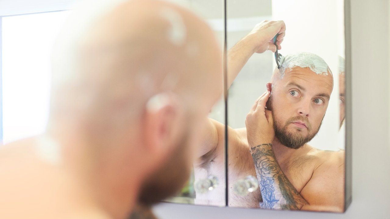 Come rasare i capelli a zero: Consigli per la rasatura della testa con la lametta