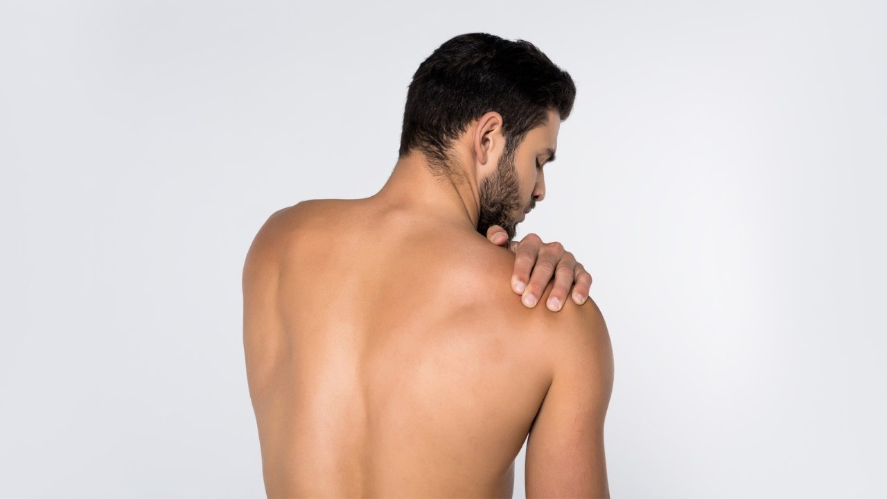 Depilazione schiena uomo: Come radere la schiena, passaggi e consigli per rasatura