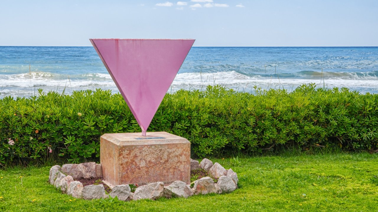 Triangolo rosa: Significato e perché è diventato il simbolo della resistenza LGBTQ+