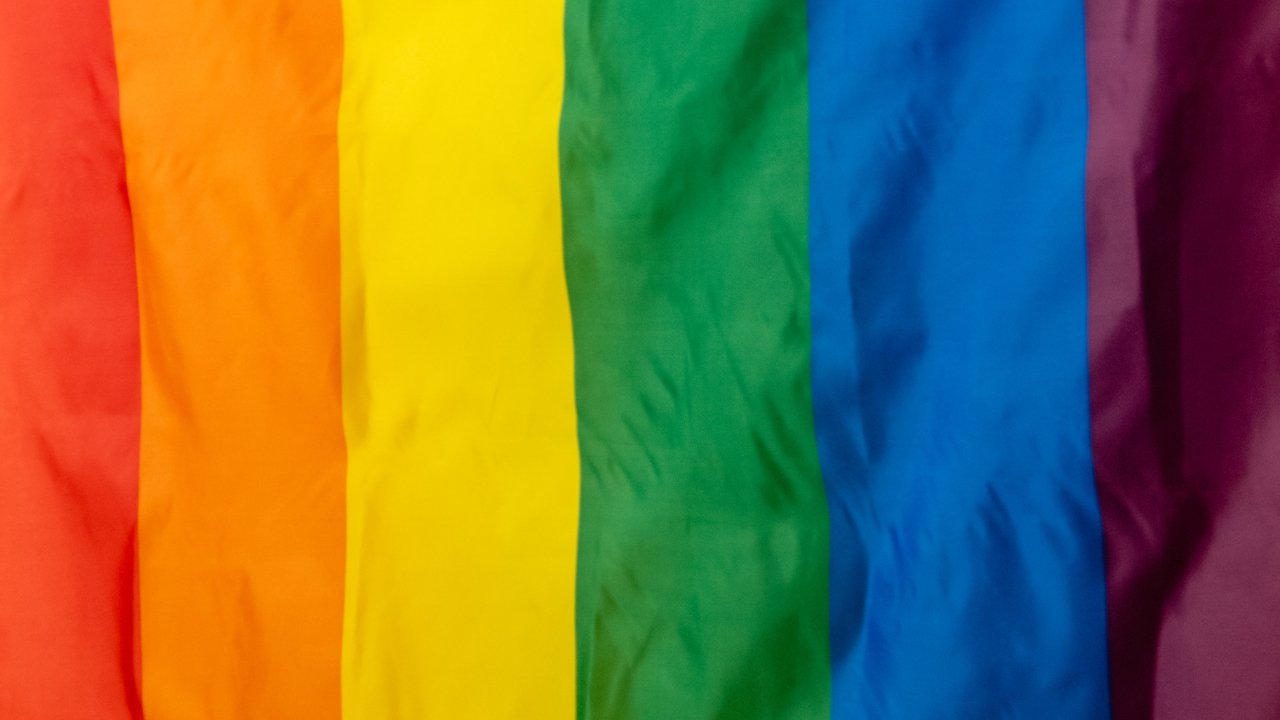 Bandiera arcobaleno: Storia, significato e simbolo di orgoglio LGBTQ+