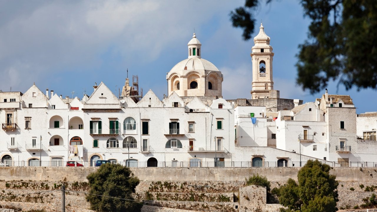 Dormire a Locorotondo (Puglia): Guida a zone e strutture consigliate per un soggiorno indimenticabile