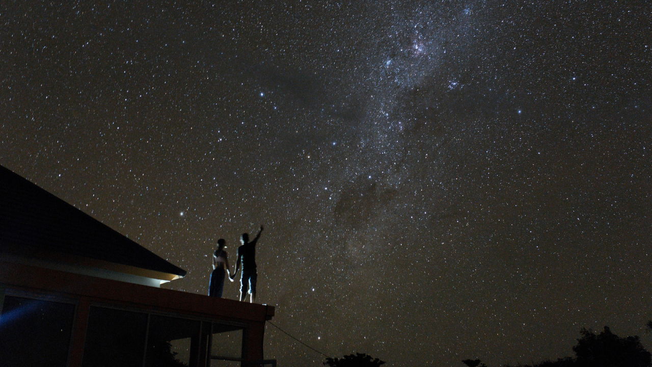 Hotel dove dormire sotto le stelle in Italia: 10 posti dove dormire guardando il cielo