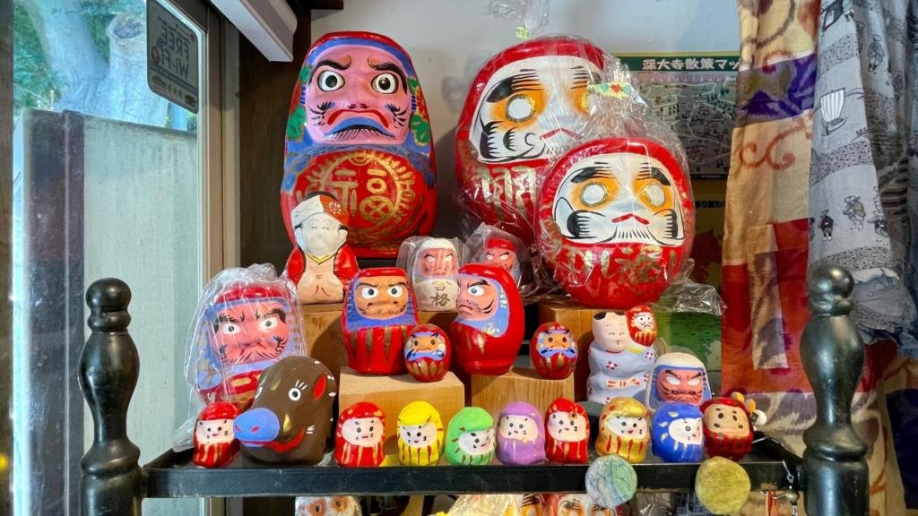 Un negozio artigianale di Daruma a Chofu i migliori quartieri di tokyo itinerario completo giappone