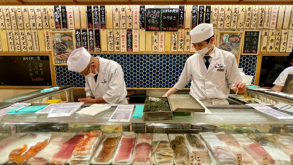 Il ristorante di standing sushi Uogashi a Shibuya