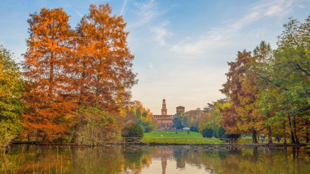 parco-sempione-in-autunno-per-il-foliage-a-Milano-dove-vedere-foliage-lombardia-depositphotos
