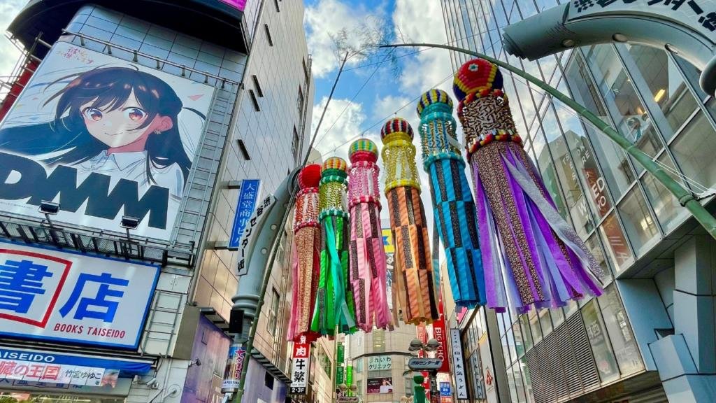 Una delle strade commerciali di Shibuya addobbata per la festa estiva giapponese del Tanabata