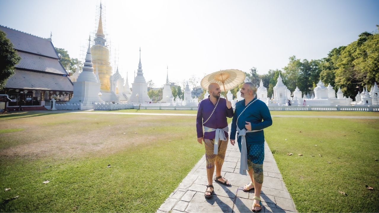 A spasso con gli abiti tradizionali thailandesi fra i luoghi iconici di Chiang Mai
