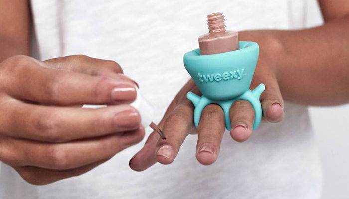 Tweexy: l’anello che ti aiuta a mettere lo smalto article-post