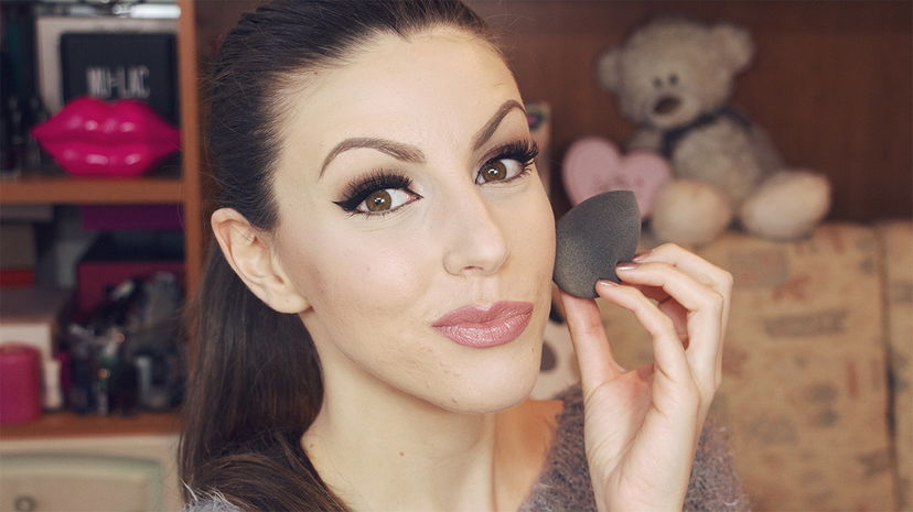 Applicazione fondotinta con spugnetta preview