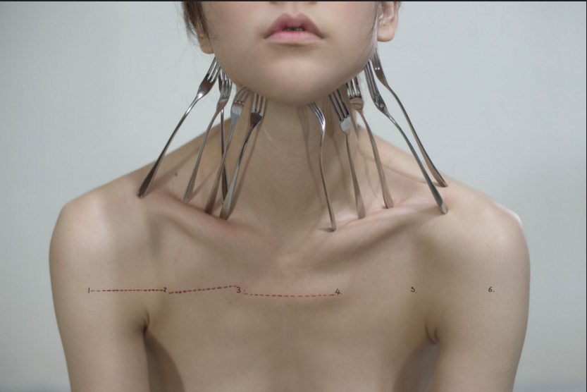 Il lato oscuro delle donne negli scatti di Yung Cheng Lin article-post