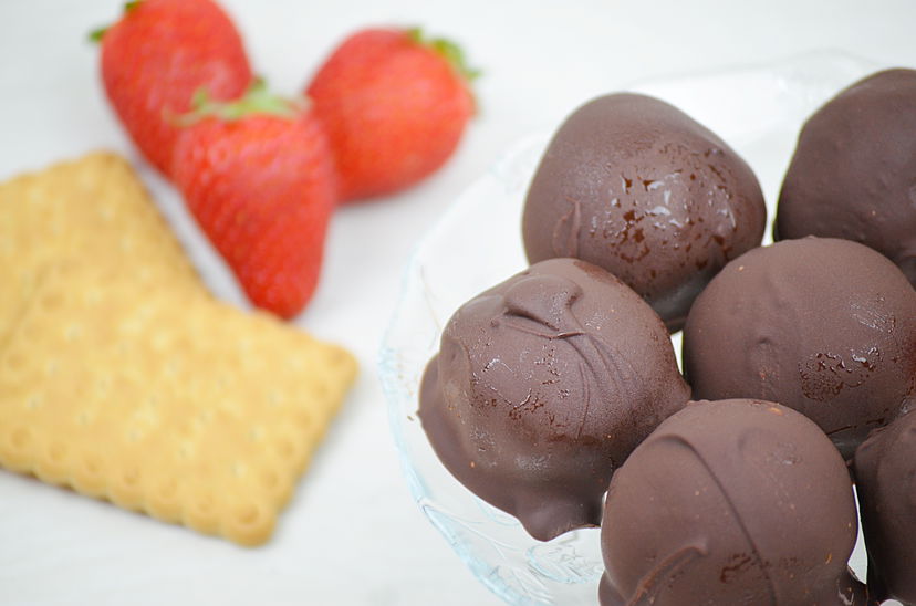 Bon-bon Cheesecake fragole e cioccolato – VIDEO RICETTA preview