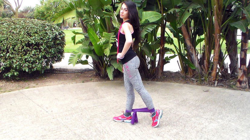 Gambe e glutei da schianto con l’elastico! preview