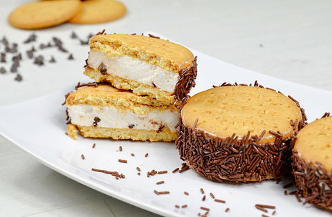 La video ricetta del gelato biscotto con panna e yogurt | WEGIRLS preview