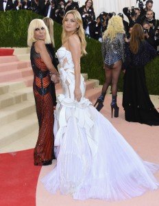 Donatella Versace e Kate Hudson in Atelier Versace al Met gala 2016