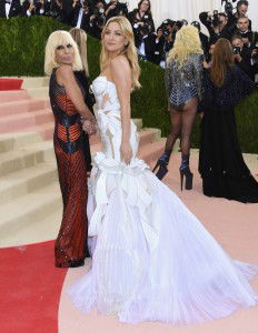 Donatella Versace e Kate Hudson in Atelier Versace al Met gala 2016