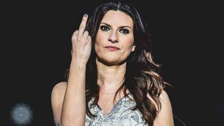 Laura Pausini mostra il dito medio a San Siro article-post