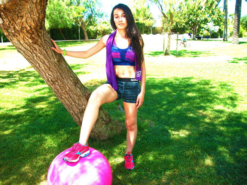 Cosce sensuali con la fitball e l’elastico! preview