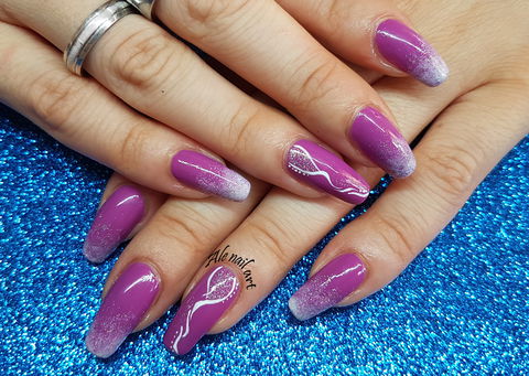 Nail art estiva elegante e scintillante preview