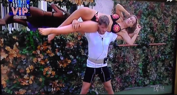 #GFVip – Valeria Marini usata come peso per gli squat di Gabriele Rossi article-post