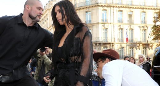 Un uomo bacia il didietro di Kim Kardashian per strada (VIDEO) article-post