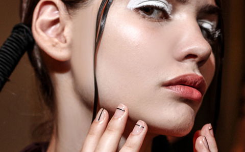 La nuova tendenza unghie è la liner manicure, ecco come realizzarla preview