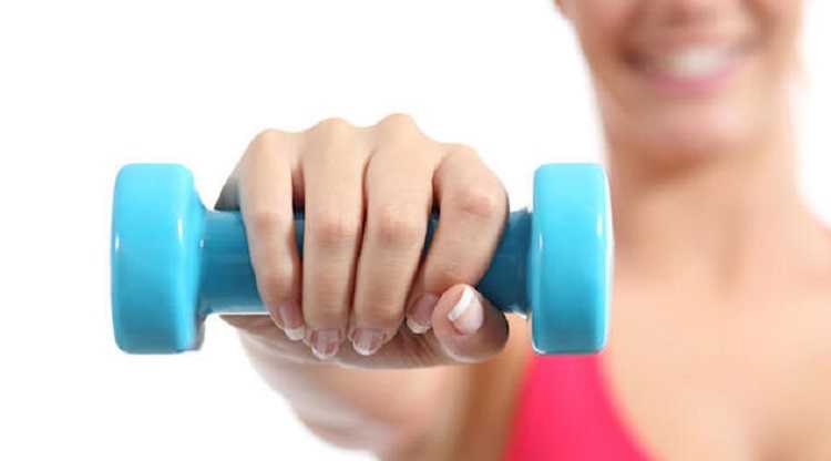 Allenarsi in casa: come riprodurre gli attrezzi fitness con oggetti d’uso quotidiano article-post
