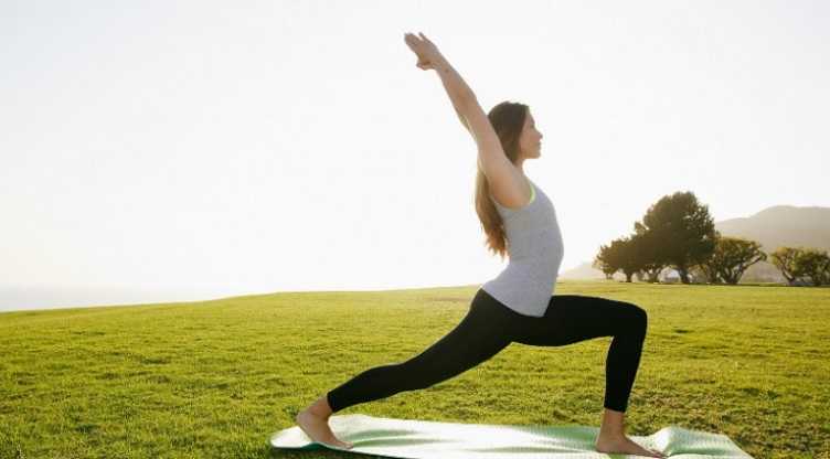 Allenamento con posizioni Yoga semplici per il vostro stretching funzionale preview