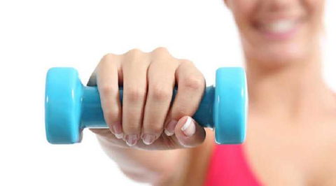 Come sostituire gli attrezzi fitness con oggetti che abbiamo in casa | WEGIRLS preview