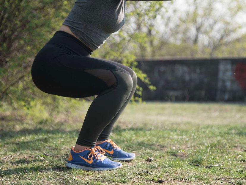 Come avere gambe sode grazie ad esercizi in casa con uno zaino | WEGIRLS article-post